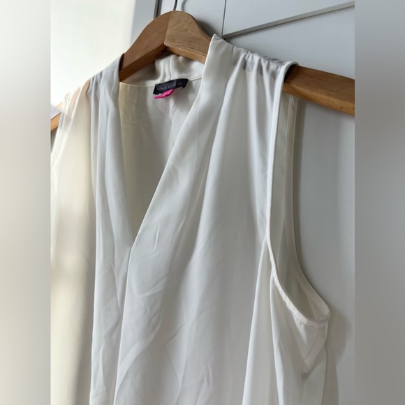 VINCE CAMUTO Women's Sleeveless V-neck Blouse size Small - Picture 2 of 9